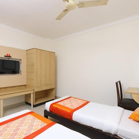 Hotel Half Moon Ченай Екстериор снимка