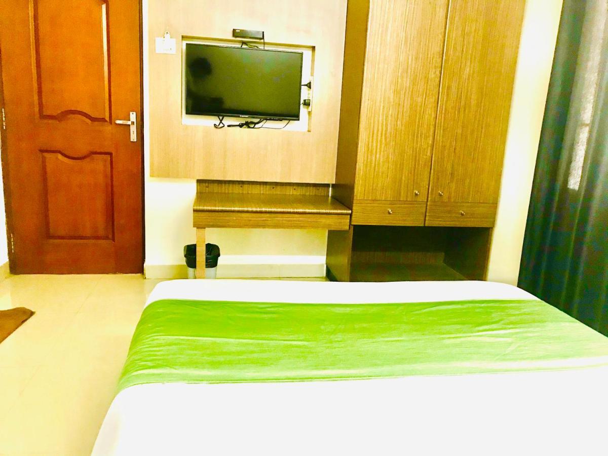 Hotel Half Moon Ченай Екстериор снимка