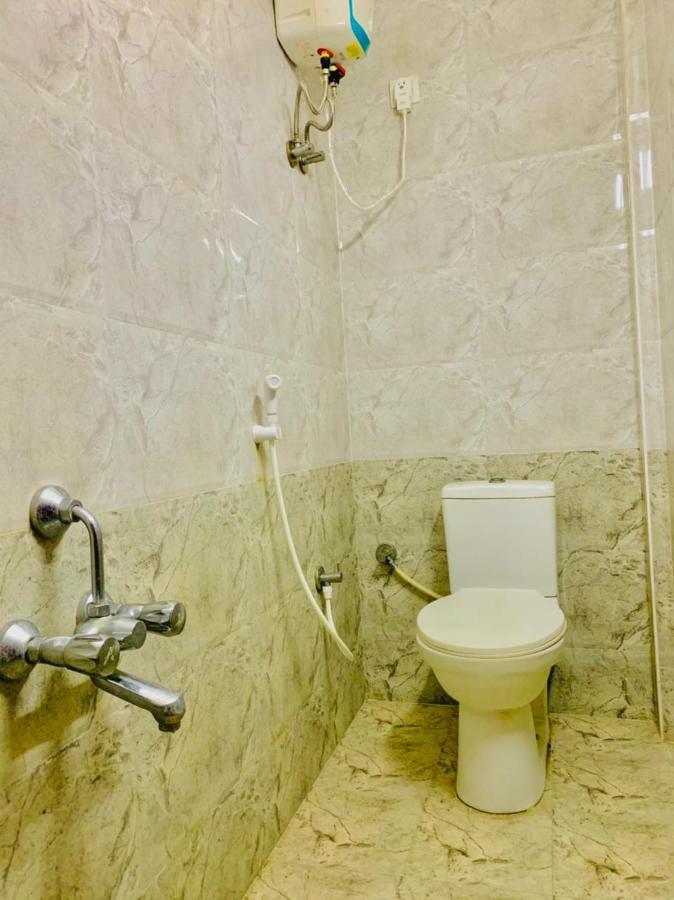 Hotel Half Moon Ченай Екстериор снимка